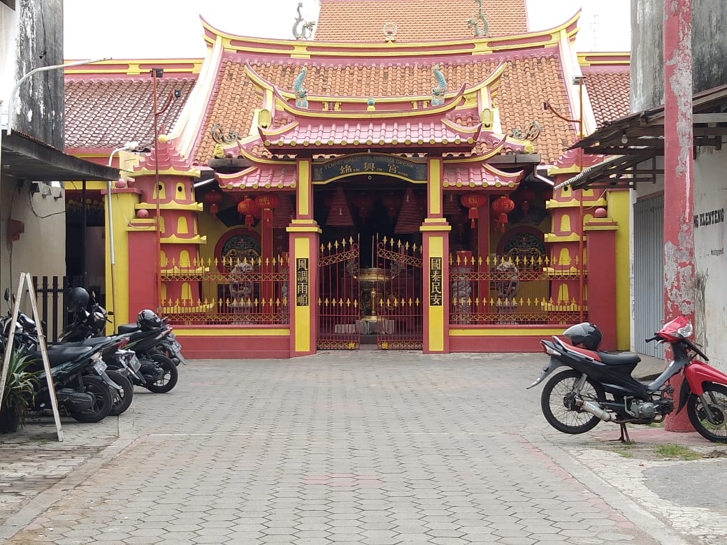 Situasi di Klenteng Kim Hin Kiong yang berada di Jalan Setiabudi, Keacamatan Gresik Kota terlihat masih lengang, Kamis (11/2/2021). (FOTO TBK/BACASAJA.ID)