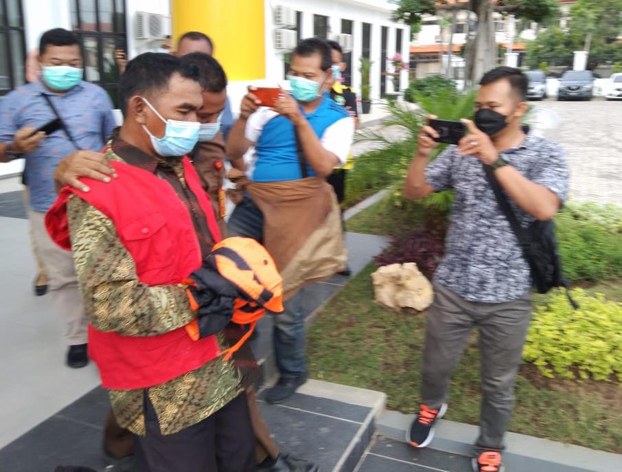 Petugas Kejari Gresik mengawal Kades Dooro, Cerme, Mat Jai di Rutan Banjarsari, Cerme, Kamis (11/2/2021) lalu. (Foto : TBK/Bacasaja.id)