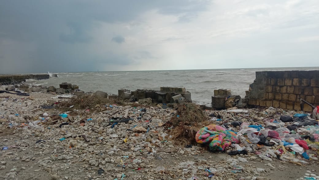 Kondisi tembok pemecah ombak di Desa Desa Labuhan, Lamongan, Jumat (12/2/2021) | Amok/Bacasaja.id