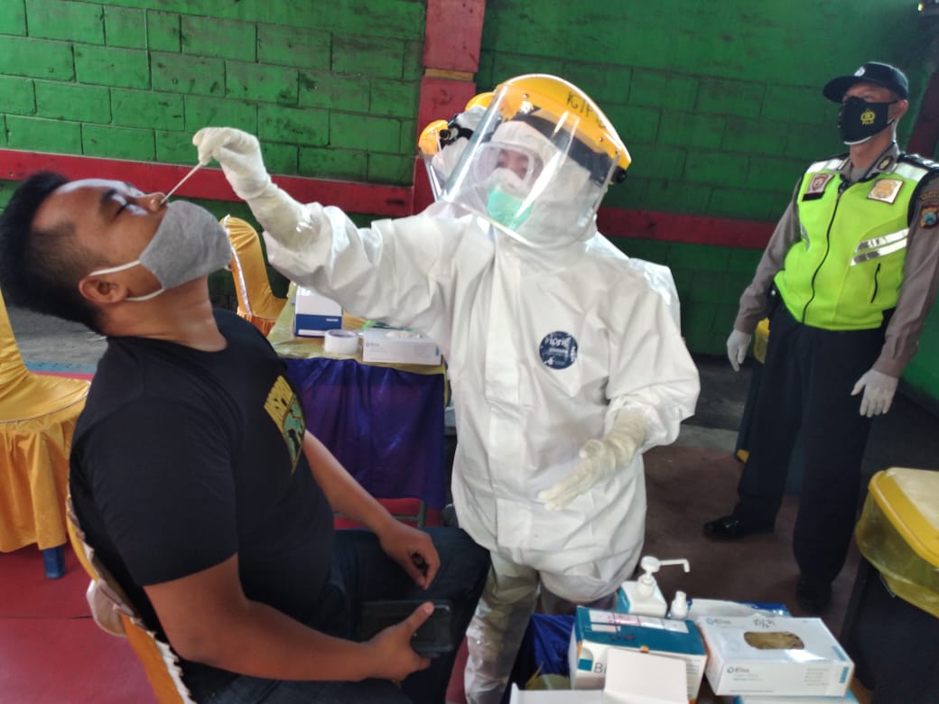 Warga dari luar Sidoarjo saat menjalani rapid antigen di pos penyekatan Krian hasilnya reaktif 