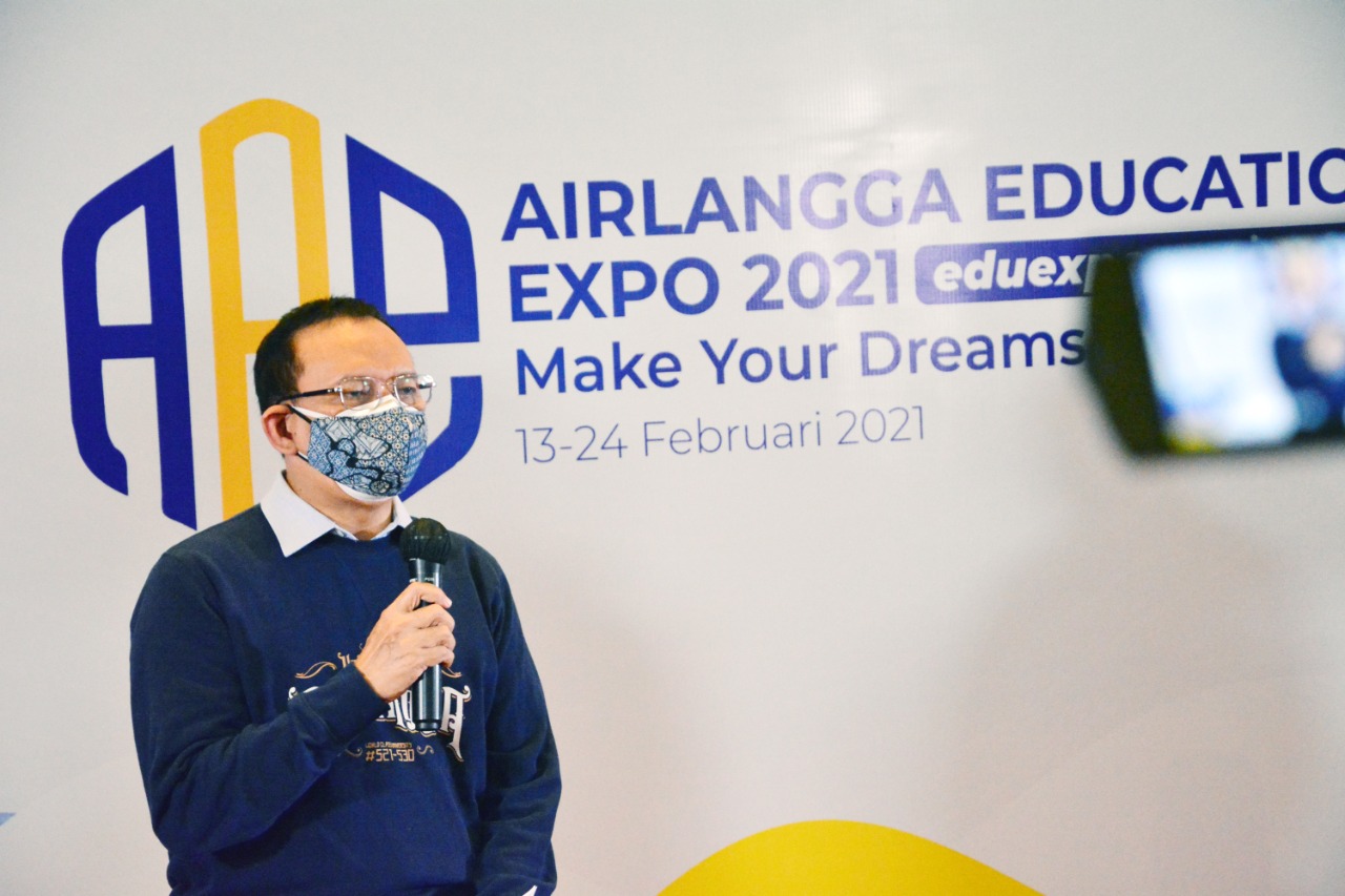 Rektor Unair Prof Nasih saat menjadi pembicara pada Pameran Pendidikan Airlangga Education Expo (AEE). 