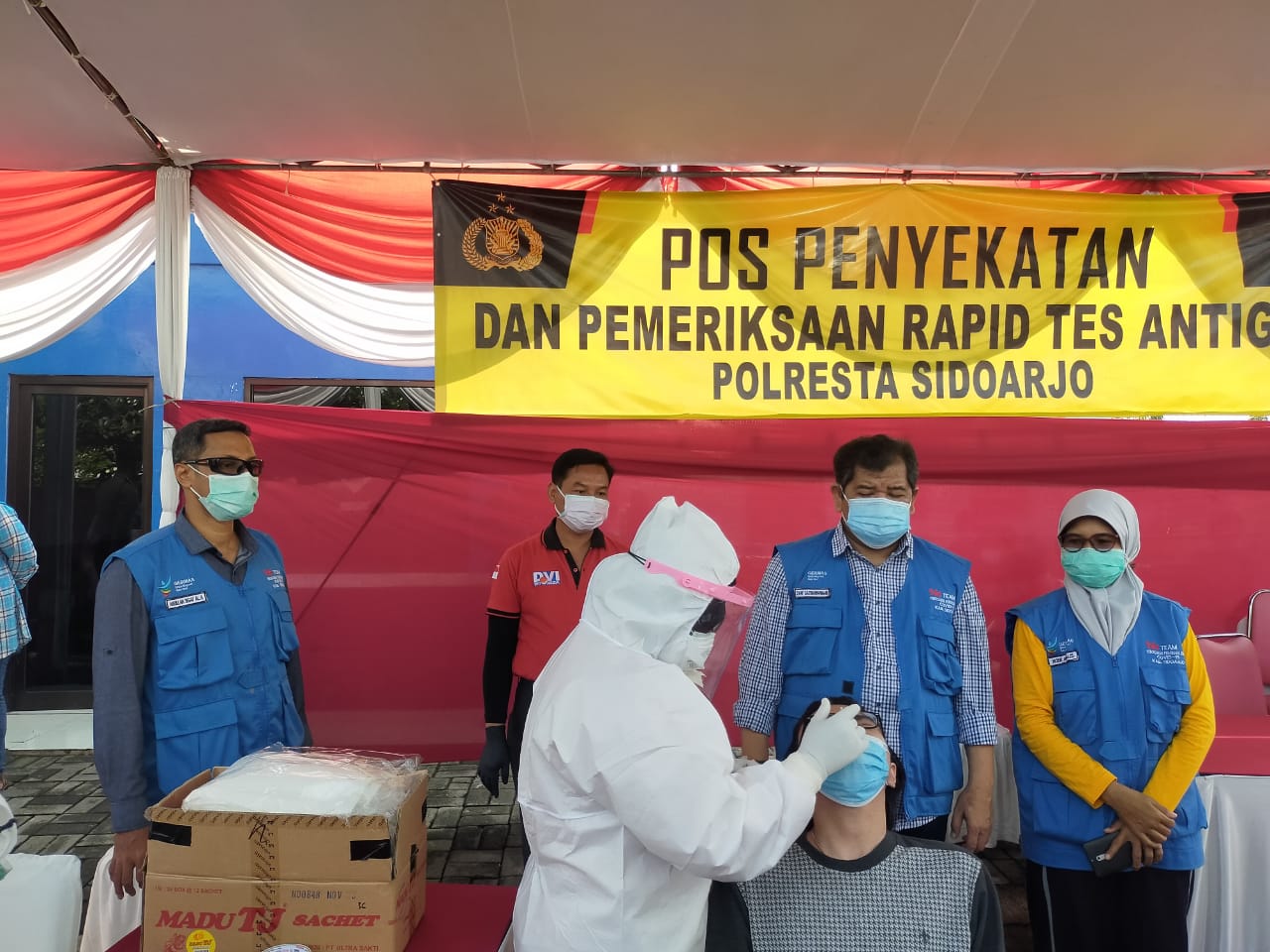 Rapid antigen di pos penyekatan Krian, Sidoarjo saat ditemukan dua orang reaktif. 