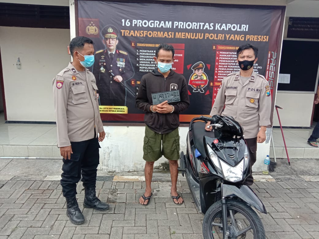 Pelaku curanmor Armiana Nur Syarifudin diapit anggota Polsek Driyorejo, Sabtu (13/2/2021). | (TBK/BACASAJA.ID) 