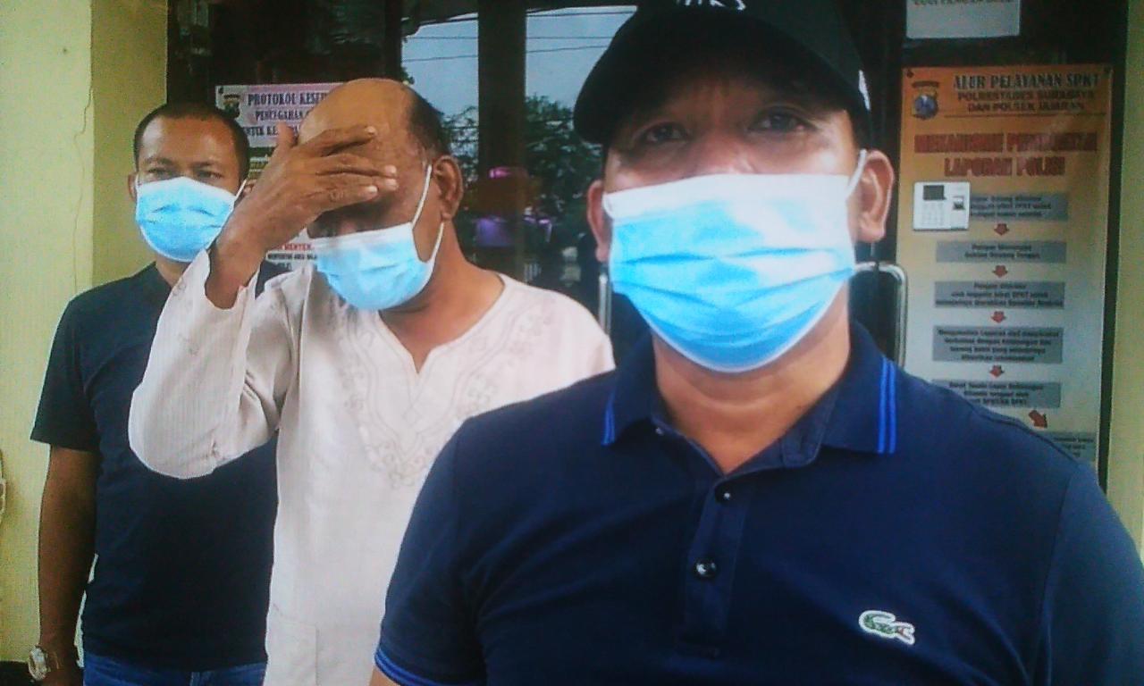 Purnomo (tengah) saat diamankan di Mapolsek Sawahan. 