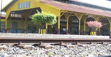 Stasiun kereta di Babat Lamongan, salah satu peninggalan Belanda, yang hingga saat ini masih berfunsi. Foto diambil Senin (15/2/2021)(Foto Ichol/Bacasaja.id)