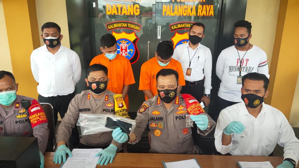 Kapolres Palangka Raya, Kombes Pol Dwi Tunggal Jaladri S.I.K., S.H., M.Hum saat menunjukan barang bukti pencurian kepada awak media. (Ist)
