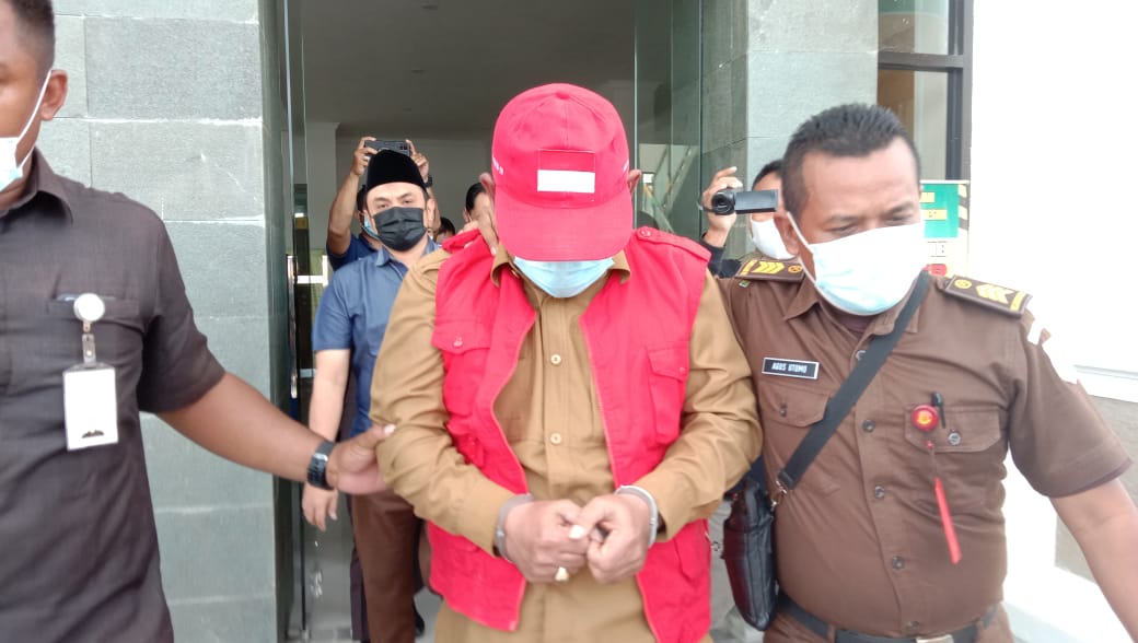 Tersangka Camat Duduksampeyan, Suropadi memakai rompi orange ditahan Kejari Gresik, Senin (15/2/2021).