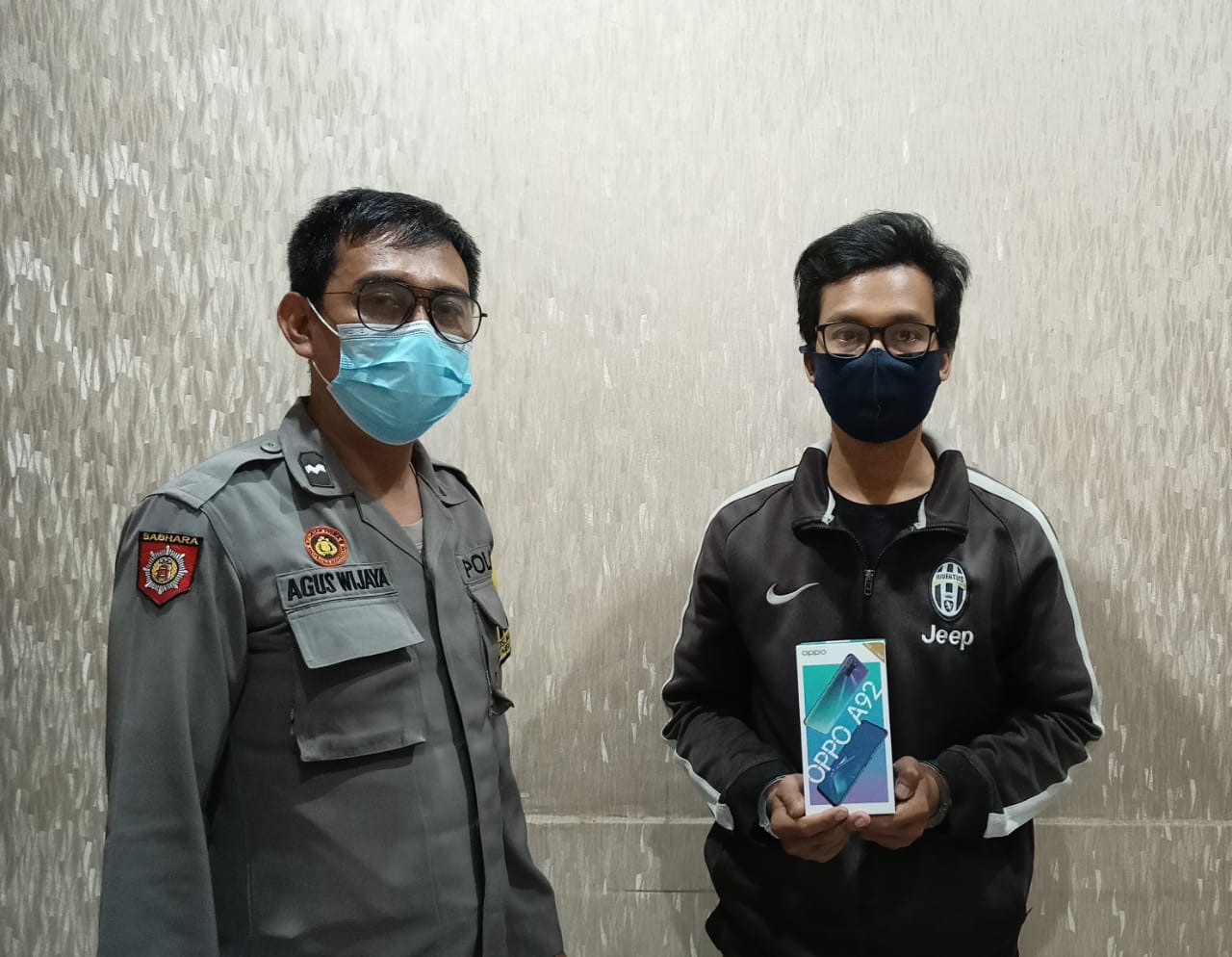 Pelaku Onie (kanan) pencuri Handphone saat diamankan di Mapolsek Manyar Gresik, Selasa (16/2/2021). (TBK/Bacasaja.id)