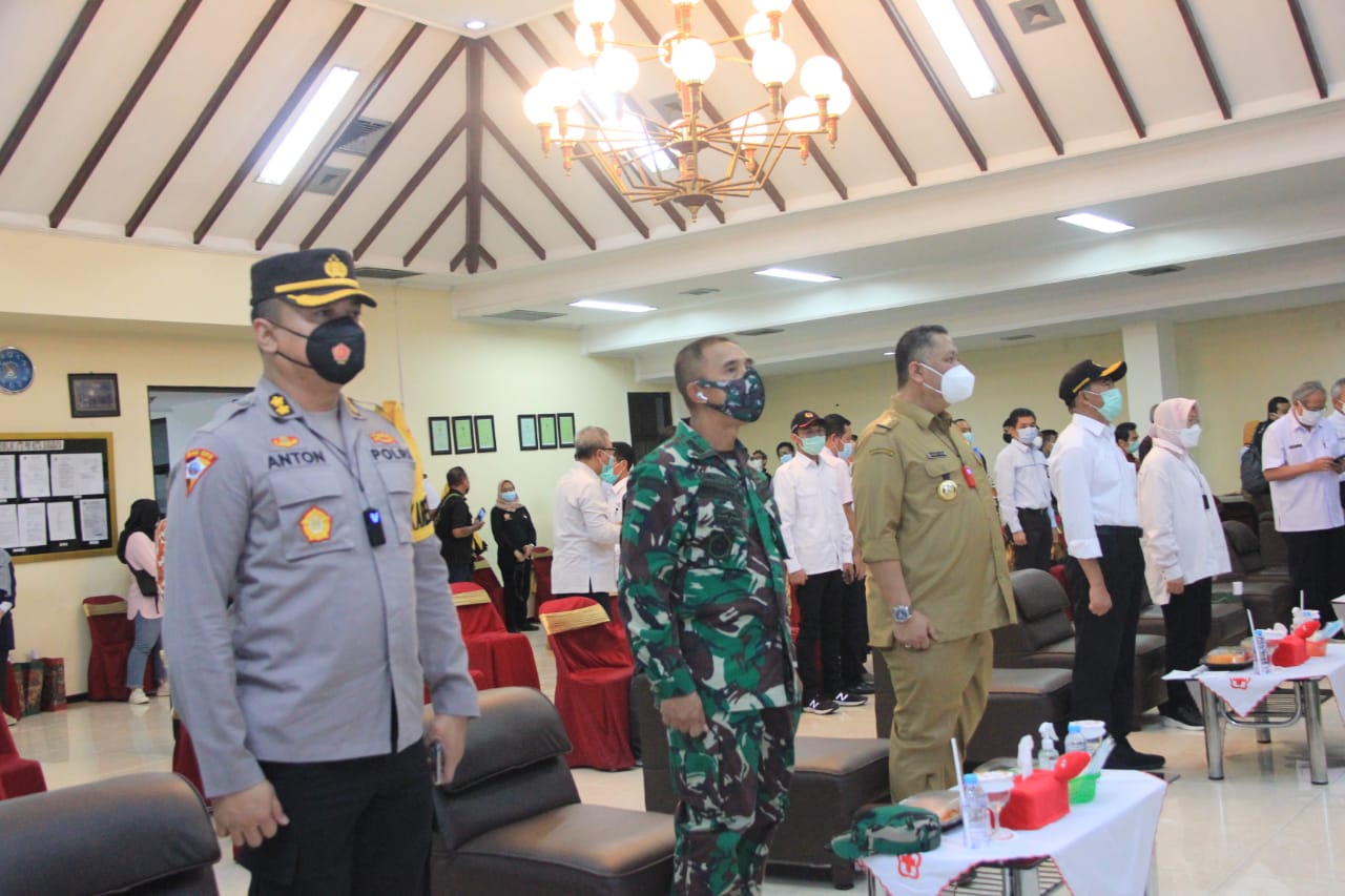 Menko PMK Prof. Dr. Muhajir Effendy, bersama Menteri Sosial, Wali Kota Surabaya, Kepala Dinas Kesehatan Jatim, Ketua PMI Jatim, dan Kapolrestabes Surabaya meninjau langsung pelaksanaan donor darah plasma konvalesen di PMI Jawa Timur, Selasa (16/2/2021). 