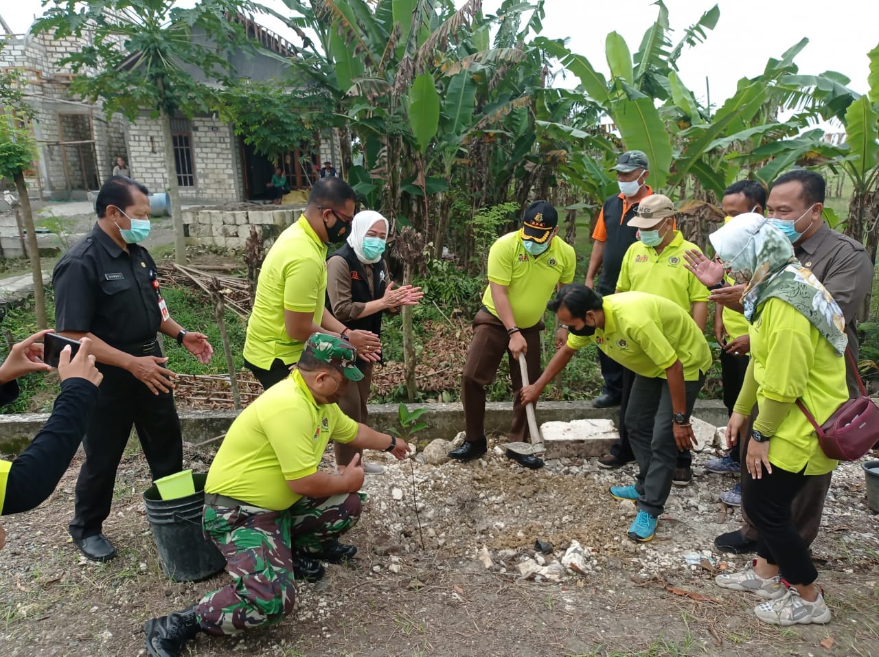 Pengurus PWI dan Bupati Bojonegoro melakukan penanaman pohon.
