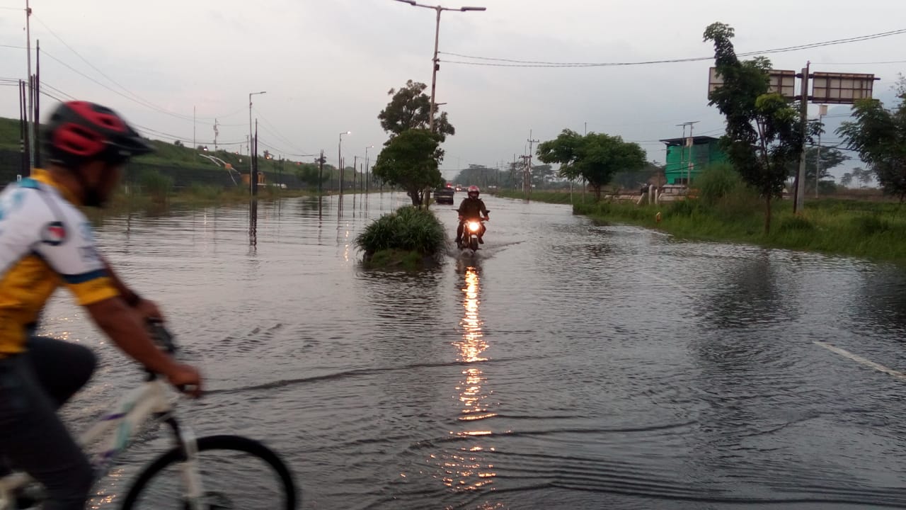 Banjir yang menggenangi Jalan Porong Sidoarjo setinggi 50cm.
