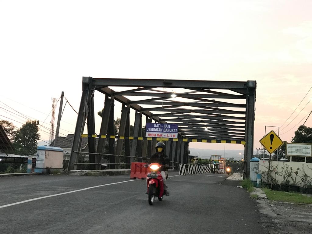 Jembatan penghubung antara Desa Boro Kecamatan Kedungwaru dan Desa/Kecamatan Karangrejo.