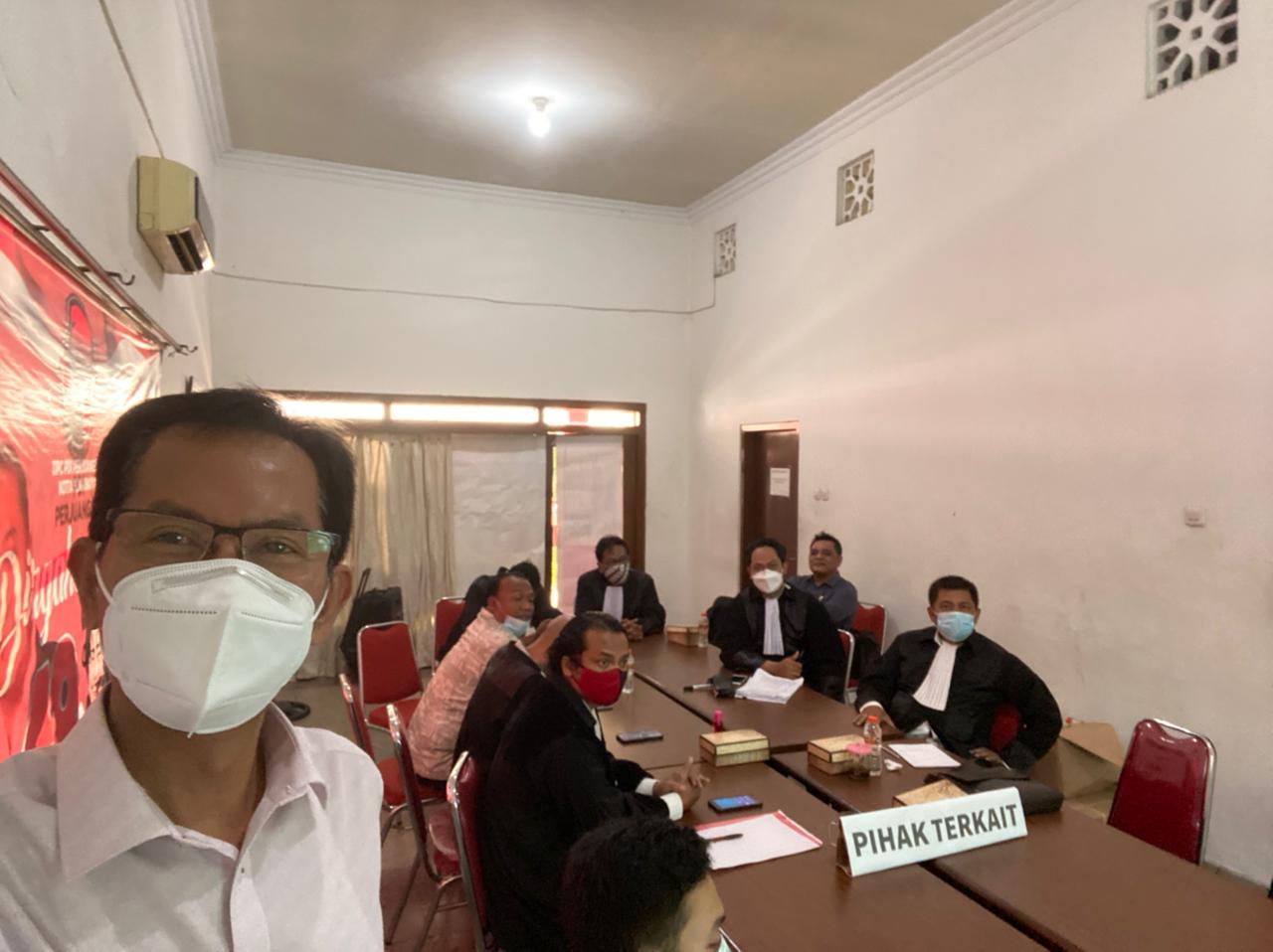 DPC PDI-Perjuangan saat menggikuti proses persidangan secara virtual. 
