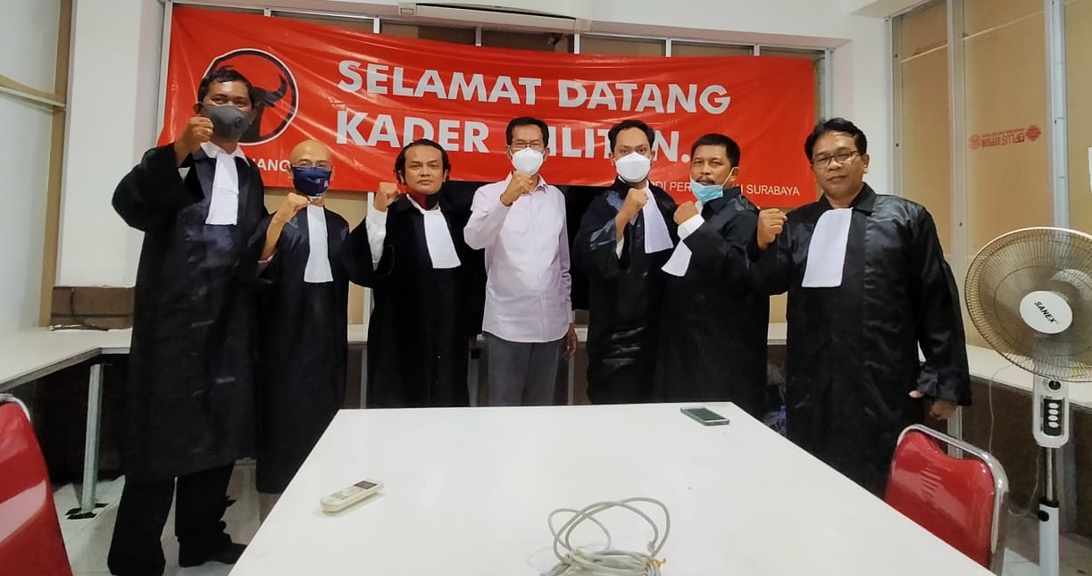 Ketua DPC PDI-Perjuangan Kota Surabaya bersama Tim Advokasi Badan Bantuan Hukum dan Advokasi Rakyat (BBHAR) DPC PDIP Surabaya 