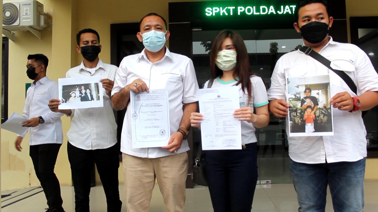 Linda Leo, didampingi kuasa hukumnya membuat laporan di SPKT Polda Jatim (Istimewa) 