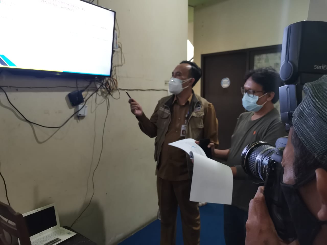 Kepala Dinas Kesehatan (Dinkes) Gresik Syaifuddin Ghozali saat menjelaskan tentang vaksin Sinovac di sekretariat PWI Gresik, Rabu (17/2/2021). (TBK/Bacasaja.id)
