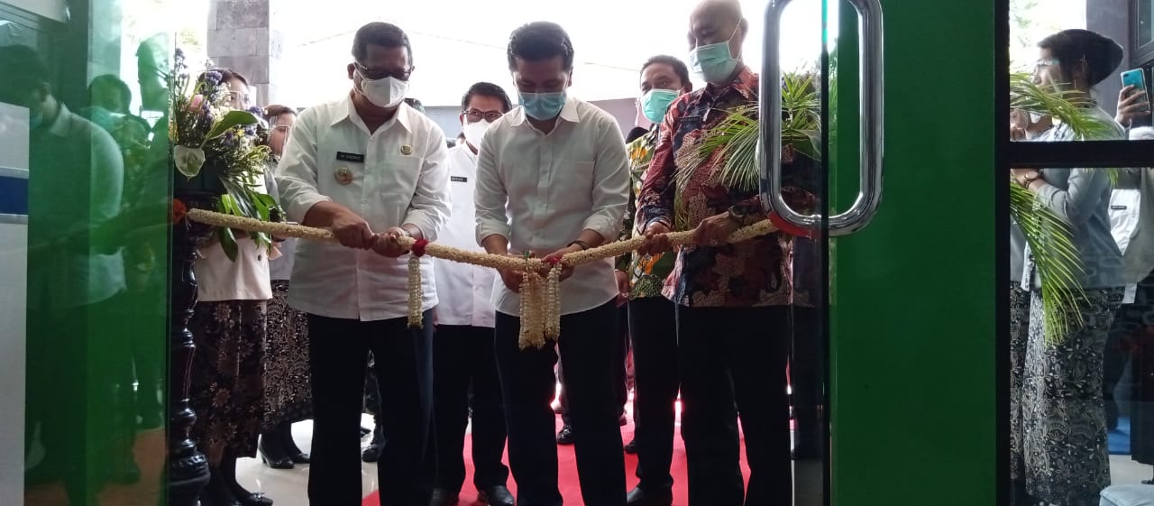 Wakil Gubernur Jawa Timur, Emil Elistianto Dardak saat meresmikan Hotel Super milik SMKN 1 Pagerwojo, Tulungagung, Rabu (17/2/2021). 