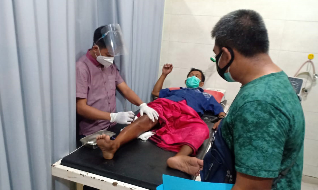 Khusnul Hadid dari Desa Campurejo Kecamatan Panceng Kabupaten Gresik mendapatkan perawatan di RS akibat kena bacok.
