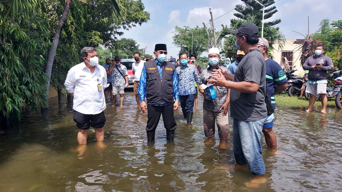 Pj Bupati Hudiyono bersama Kepala BPBD Dwijo Prawito saat meninjau banjir di Perum Citraloka Residence Rangkah Kidul Sidoarjo (Ist)
