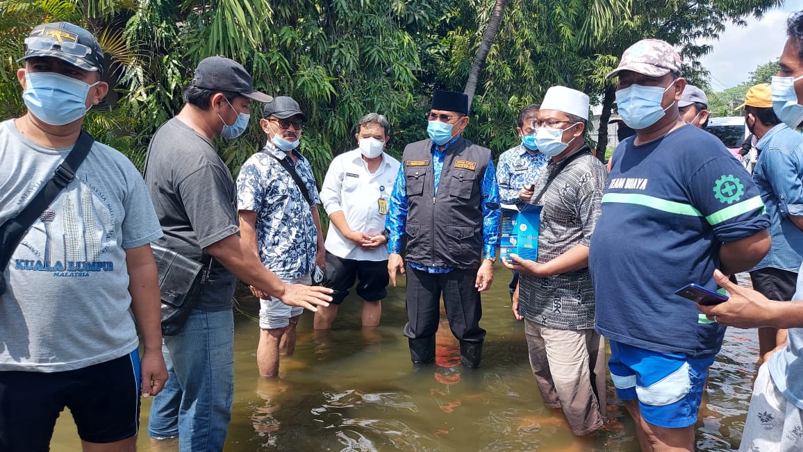 Pj Bupati Hudiyono bersama Kepala BPBD Dwijo Prawito saat meninjau banjir di Perum Citraloka Residence Rangkah Kidul Sidoarjo (Ist)