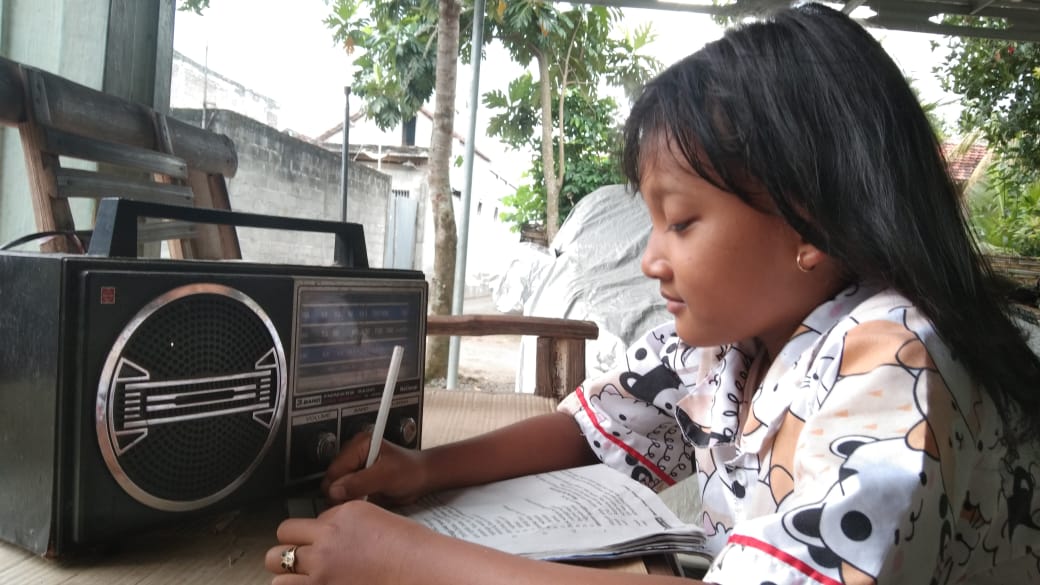 Pembelajaran via radia menjadi solusi bagi anak-anak yang tak memiliki smartphone. Ide ini dinisiasi PGRI Tulungagung