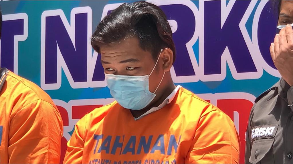 Stenly Wisnu Pradana (20), warga asal Sedati Sidoarjo, ditangkap karena mengedarkan dan memproduksi ganja sintetis di Sidoarjo.
