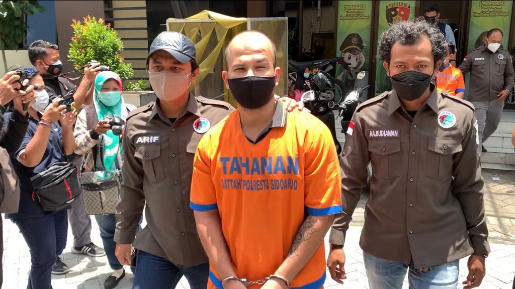 Khaled WM Owda, WNA Palestina yang ditangkap dalam kasus narkoba diamankan ke Polresta Sidoarjo, Kamis (18/2/2021)