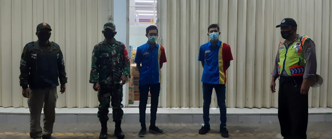 Satgas Kecamatan Mojowarno Jombang melakukan patroli malam dalam rangka PPKM berskala mikro