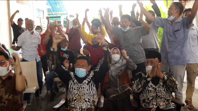 Bupati terpilih Kabupaten Lamongan Yuhronur Efendi menyambut gembira keputusan MK bersama pendukungnya, Rabu (17/2/2021). (Ichol/Bacasaja.id)