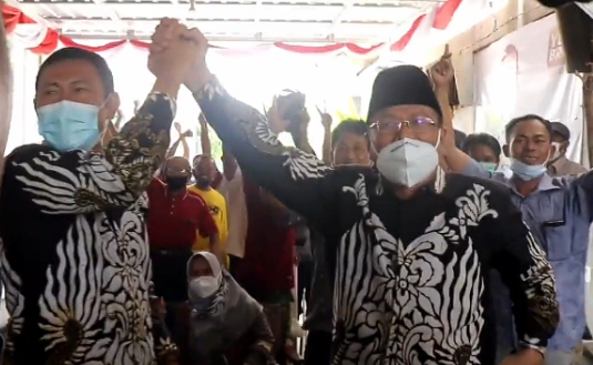 Yuhronur Efendi dan KH Abdul Rouf atau familier dipanggil YES-BRO di Pilkada Lamongan 2020, Kamis (18/2/2021). (Ichol/Bacasaja.id)