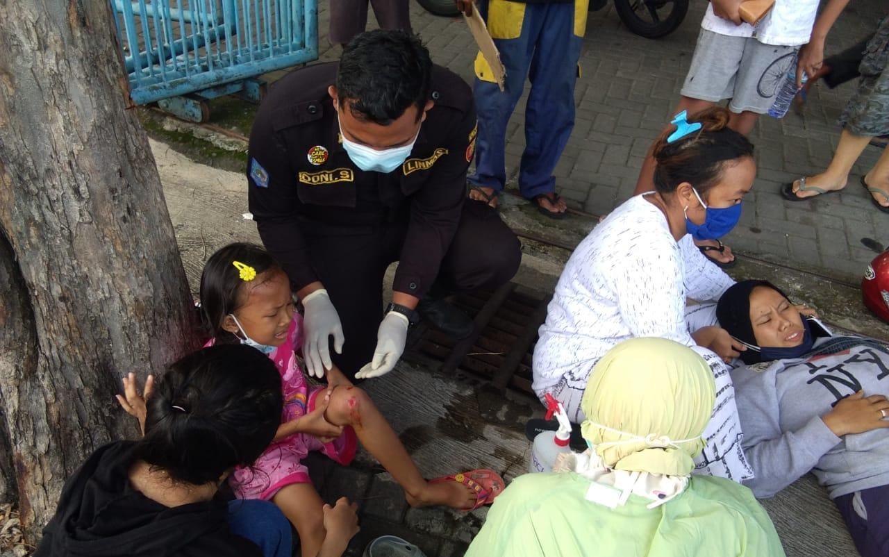 Korban yang terjatuh di Jalan Undaan, Surabaya, Jumat (19/2/2021). Diduga menjadi korban jambret karena tas ditarik pengendara lain. (istimewa)