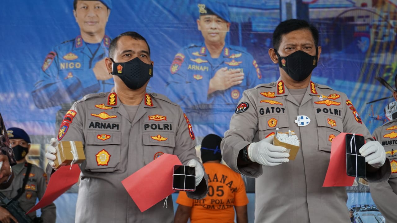 Barang bukti bom ikan yang dijual oleh Mastur kepada Ahmadi. 