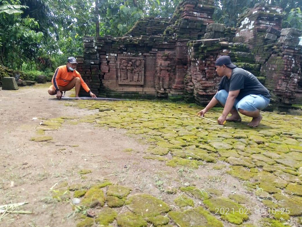 Petugas pemugaran Candi Mirigambar di Desa Mirigambar, Kecamatan Sumbergempol, Kabupaten Tulungagung tengah melakukan pengukuran. 