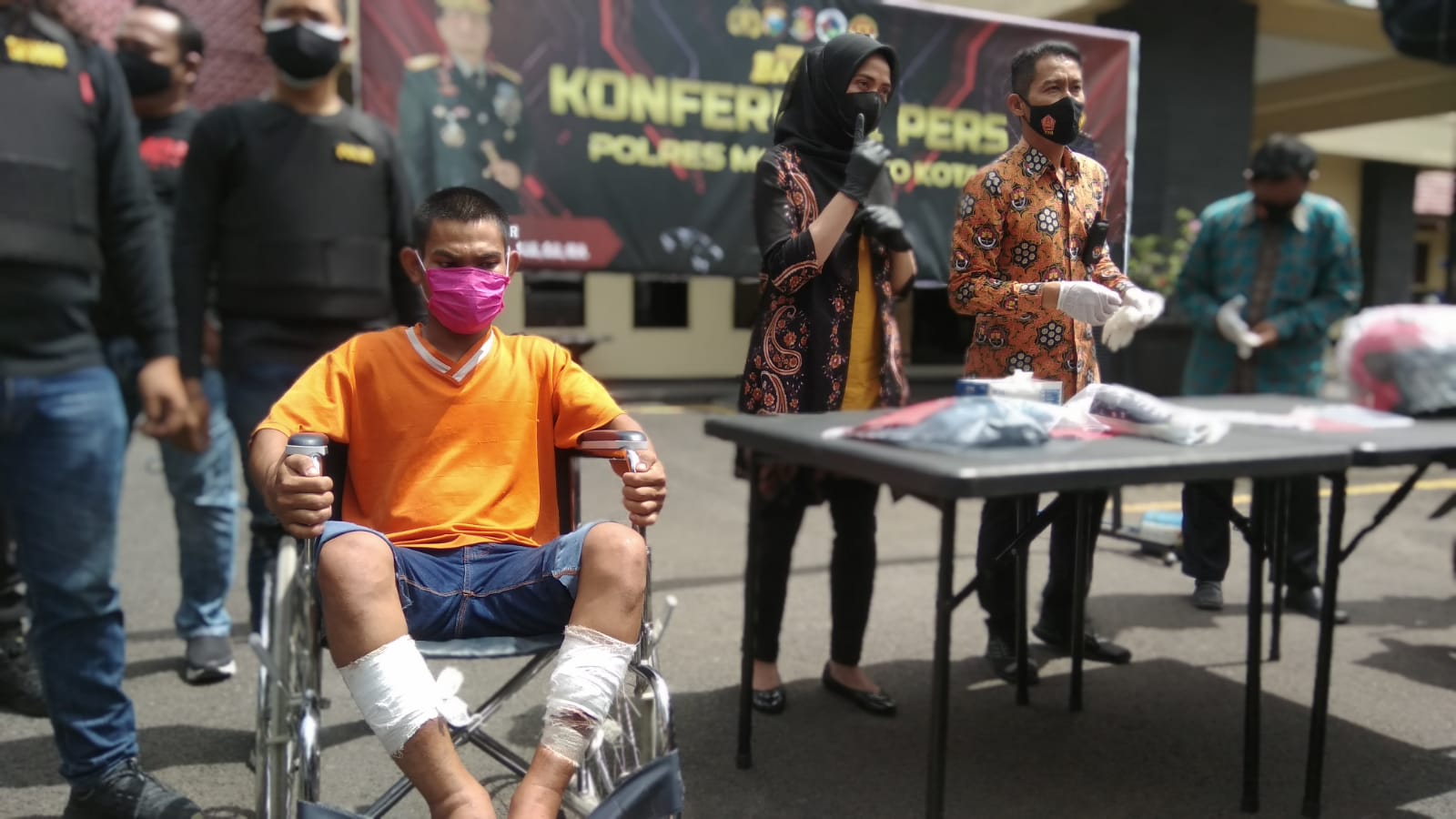 Pelaku pembunuhan terapis ditembak kedua kakinya diamankan ke Polres Mojokerto, Jumat (19/2/2021). (Foto IST)