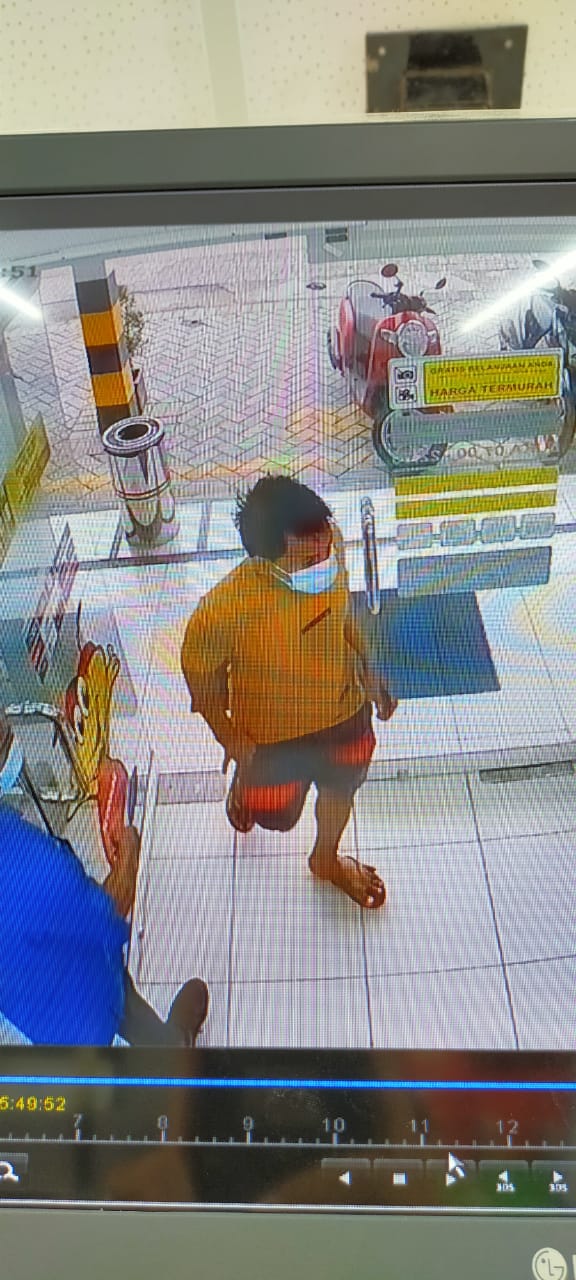 Aksi Imam di minimarket Jalan Dukuh Kupang Timur, Surabaya, yang terekam CCTV. 