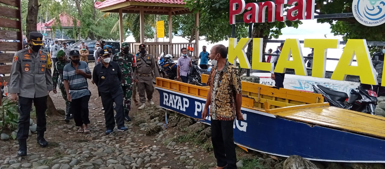 Persiapan pembukaan salah satu tempat wisata di Tulungagung. 