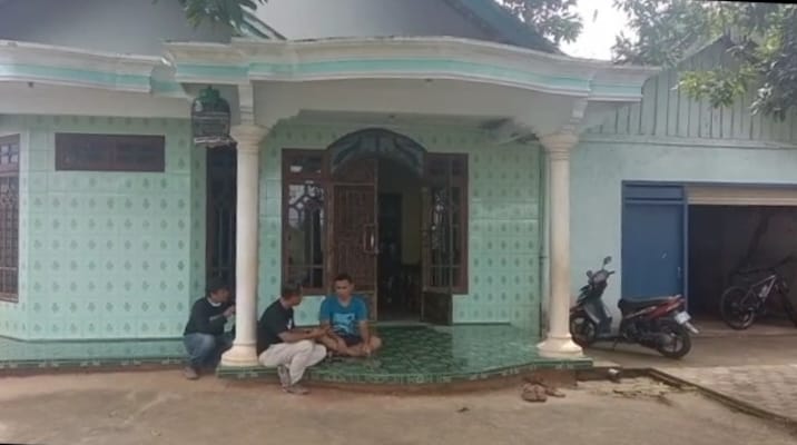 Romadi (kaos biru) saat berada di rumahnya, Sabtu (20/2/2021) yang rela tanah dan rumahnya dibeli Pertamina dan harus pindah tempat ke desa lain. (FOTO AMOK/BACASAJA.ID) 