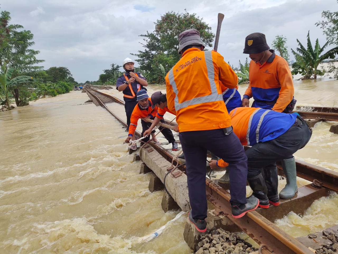 Tim prasarana KAI yang masih melakukan perbaikan rel kereta api (FOTO IST)
