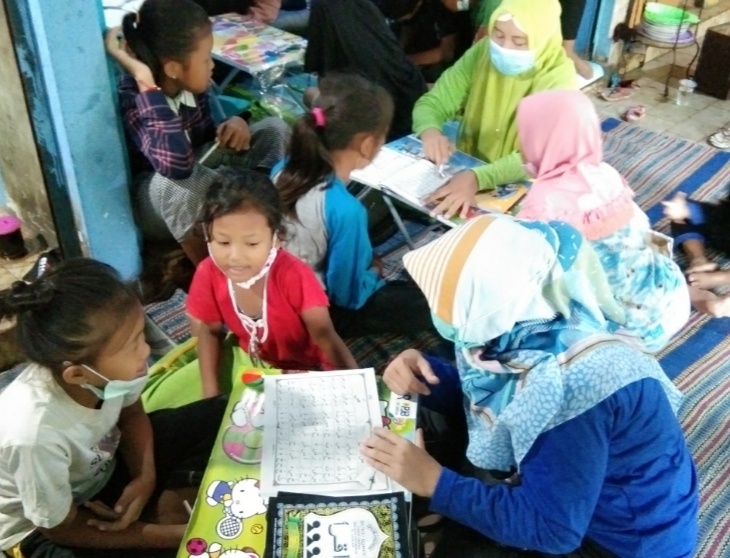 Iin Budiarti (baju hijau) mengajar anak-anak jalanan mengaji dan pelajaran umum di Rumah Belajar Anak Jalanan di terminal Gubernur Suryo, Gresik, Minggu (21/2/2021). (TBK/Bacasaja.id)