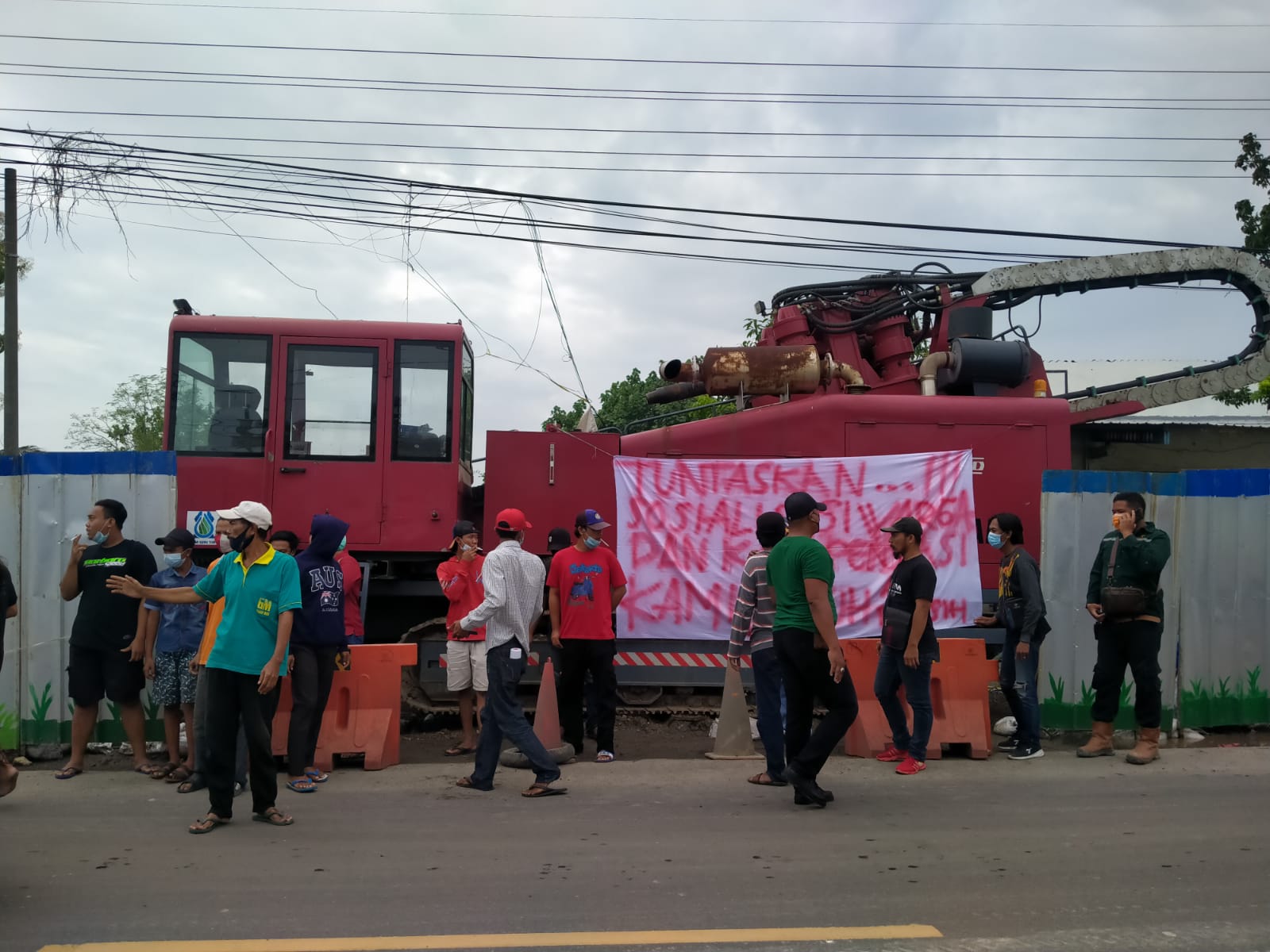 Warga Sembayat saat melakukan aksi demo protes penanaman pipa PDAM, Senin (22/2/2021). | tbk