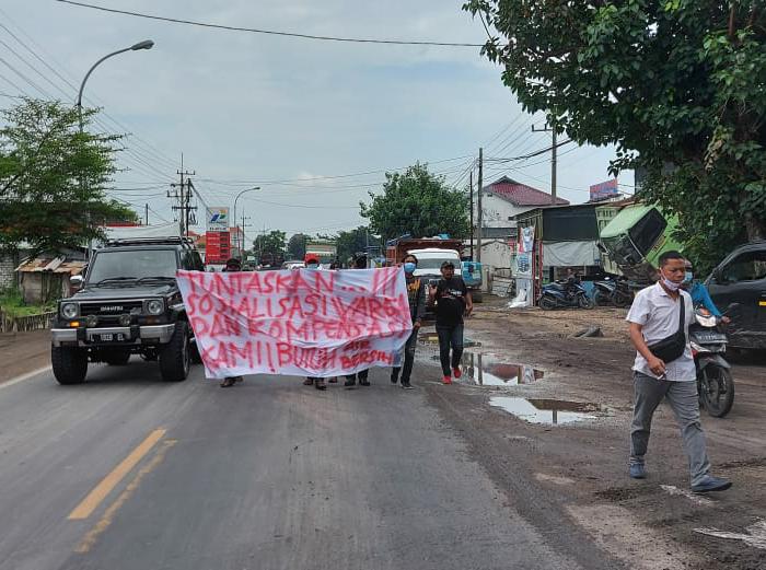 Warga Desa Sembayat kecamatan Manyar Gresik saat melakukan aksi demo, Senin (22/2/2021).