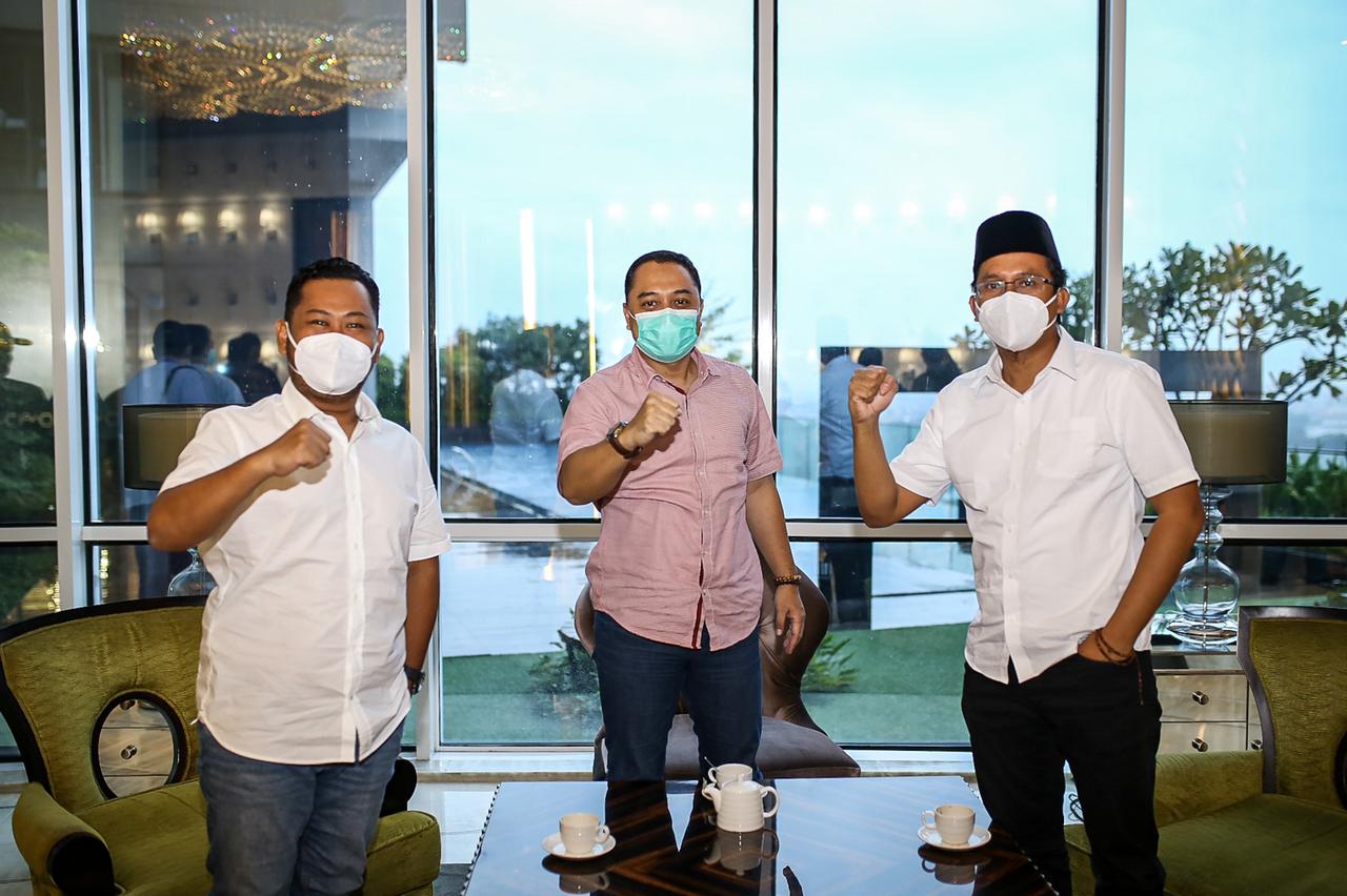 Wali Kota Surabaya terpilih Eri Cahyadi (tengah), Bupati Sidoarjo terpilih Ahmad Muhdlor Ali, dan Bupati Gresik terpilih Fandi Akhmad Yani membahas persoalan Surabaya Raya