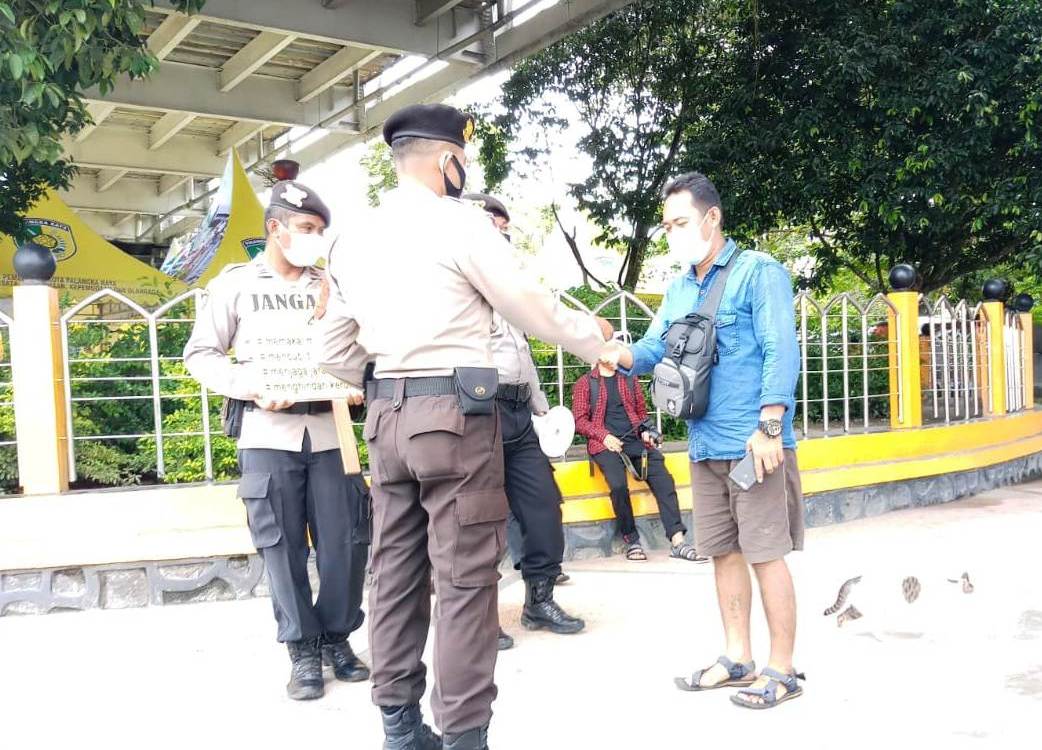Suasana saat Satgas Aman Nusa II menyampaikan Sosialisasi Prokes pada masyarakat Kota Palangka Raya. (Ist)
