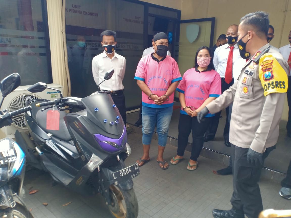 Kapolres Tuban AKBP Ruruh Wicaksono menunjukkan pasutri pelaku curanmor dan barang buktinya.