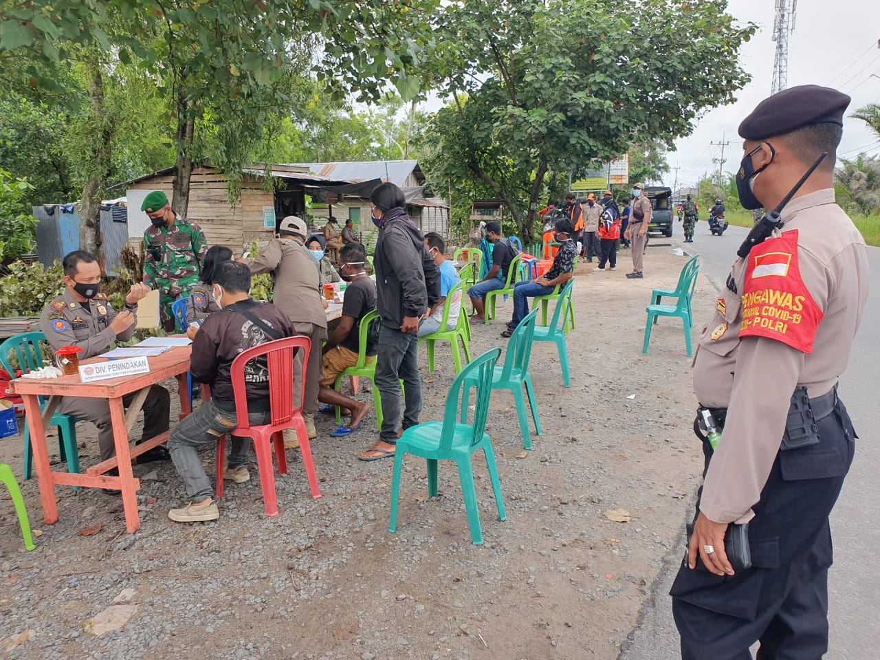 Pihak Kepolisian saat mendata sekaligus memberikan arahan kepada para pelanggar Prokes di Kota Palangka Raya. (Ist)