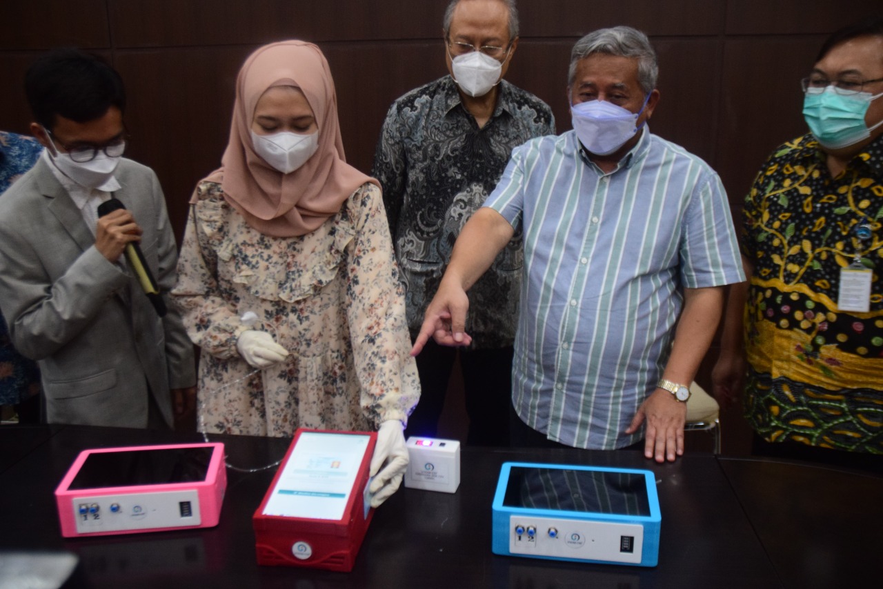 Penyerahan I-Nose C19 diserahkan langsung oleh penemu sekaligus Guru Besar ITS, Prof. Drs. Ec. Ir. Riyanarto Sarno, M.Sc Ph.D kepada Ketua Yayasan Rumah Sakit Islam (RSI) Prof Dr Ir Kh Mohammad Nuh DEA dan disaksikan langsung oleh Direktur RSI Jemursari, 