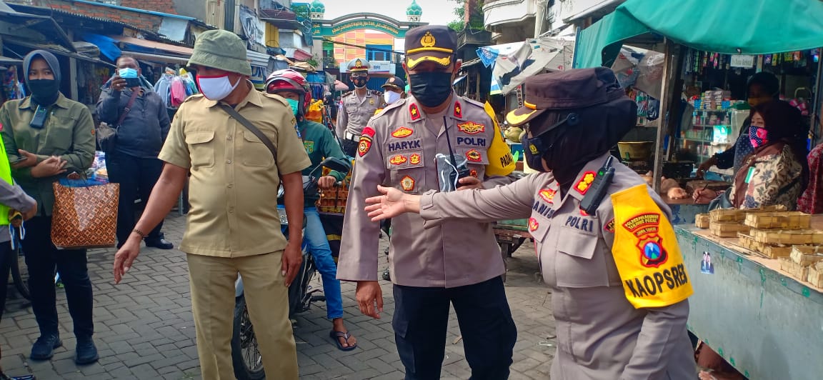 Kapolres Pelabuhan Tanjung Perak Surabaya, AKBP Ganis Setyaningrum bersama Kapolsek Asemrowo, Kompol Hari Kurniawan saat blusukan ke pasar tradisional membagikan masker. (IST) 