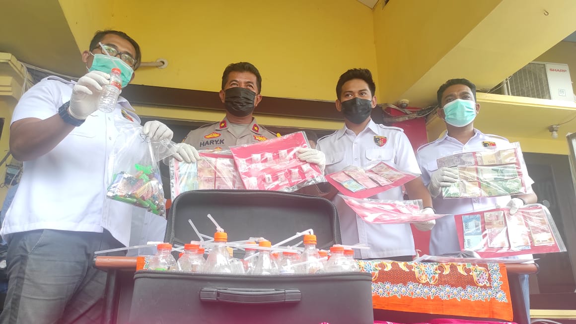 Polsek Asemrowo mengungkap kasus warung menyediakan sabu siap saji di Surabaya.