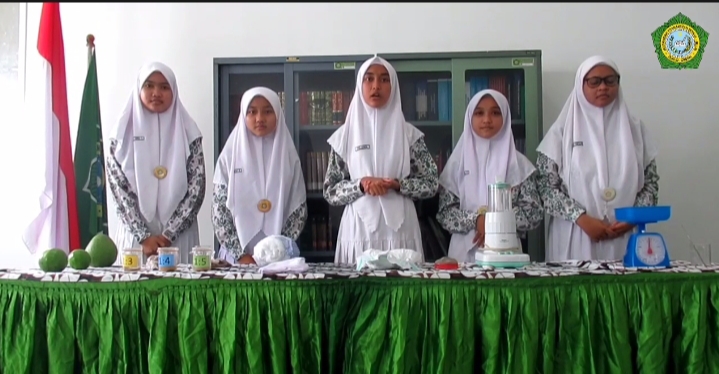 Lima siswi Mts Ihyaul Ulum Kecamatan Dukun, Gresik mendapat prestasi Internasional berkat inovasi popok bayi, Rabu (24/2/2021).