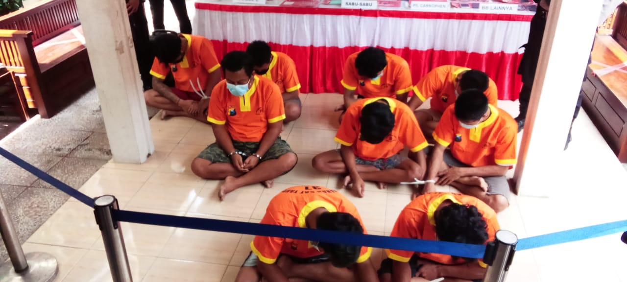 Sebelas tersangka pengedar dan bandar narkoba di amankan Polres Lamongan dalam waktu tiga pekan, Rabu (24/2/2021). (Ichol/Bacasaja.id)